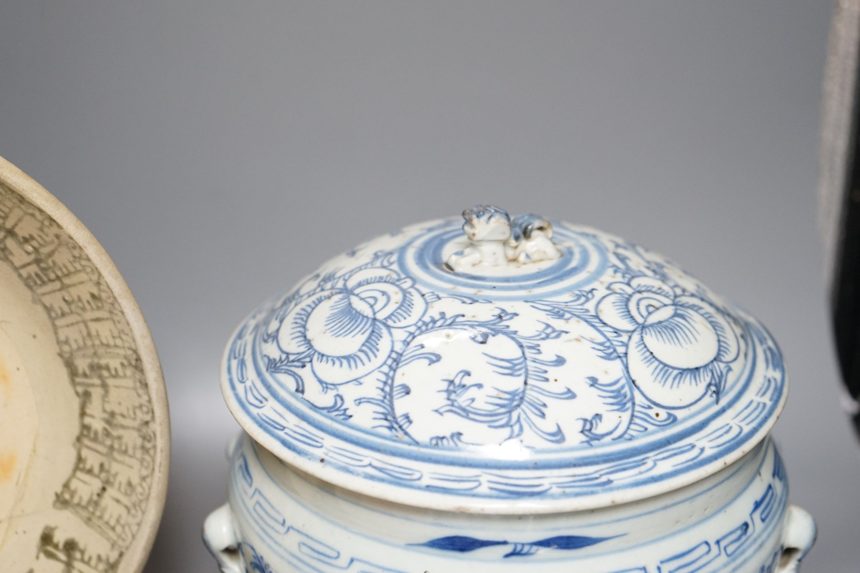 A Chinese blue and white kamcheng, 22.5 cm wide, various dishes and cups